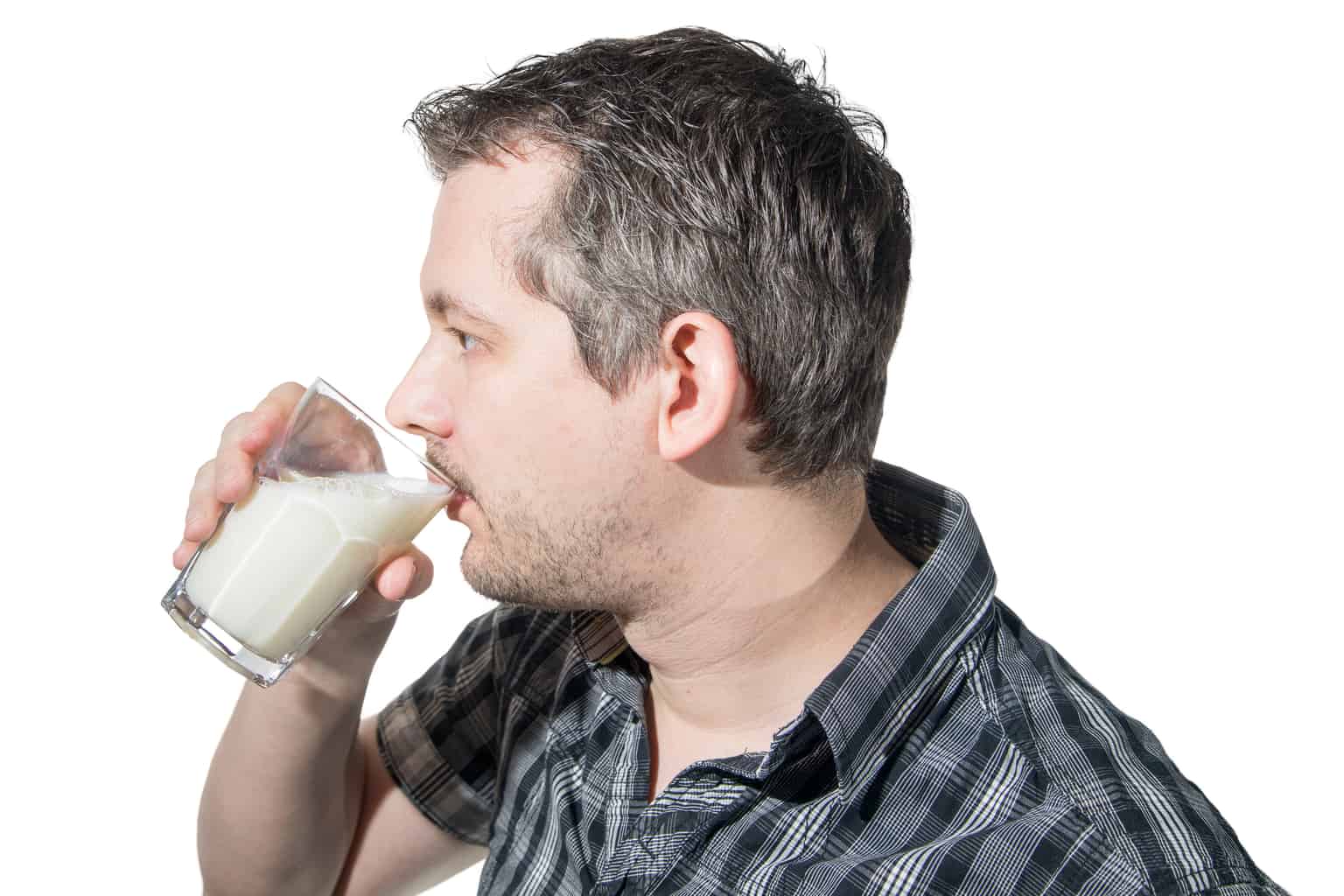 Закодированный пьет пиво. Парень и стакан молока. Человек пьет. Мужчина со стаканом молока. Мужчина пьет молоко.