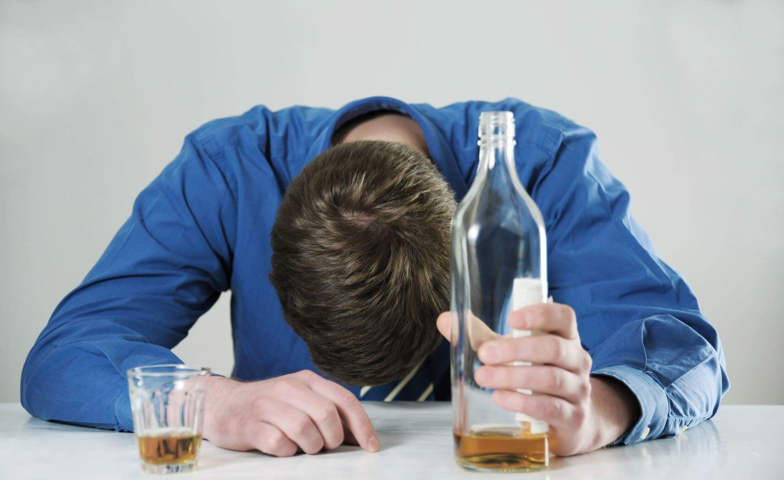 Алкогольное отравление: симптомы и первая помощь
